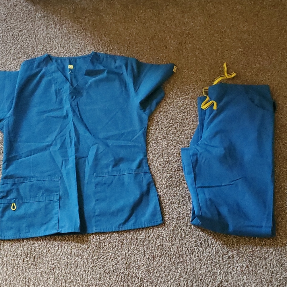 WonderWink small scrub set